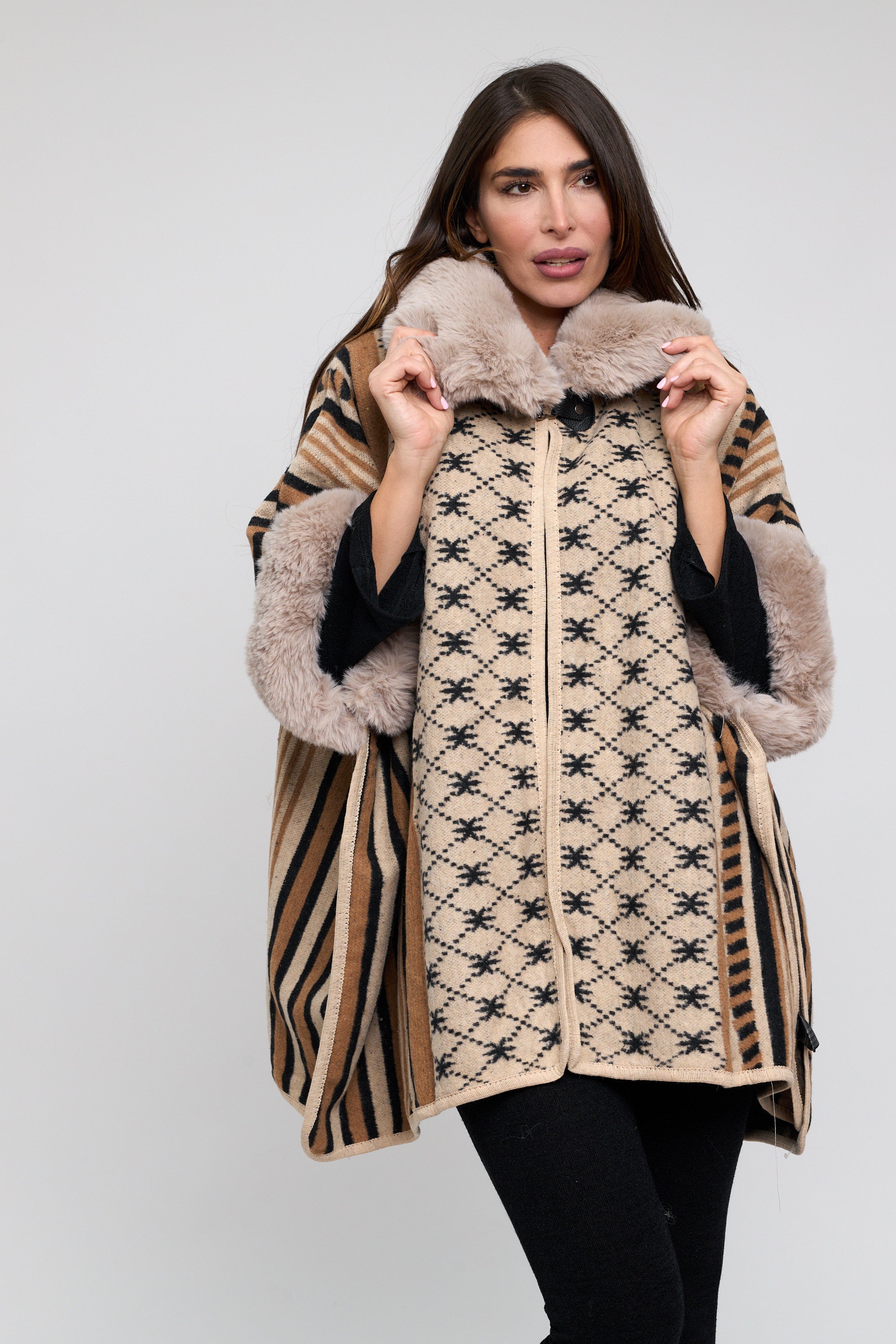 Striped cape with fur collar. Top closure.